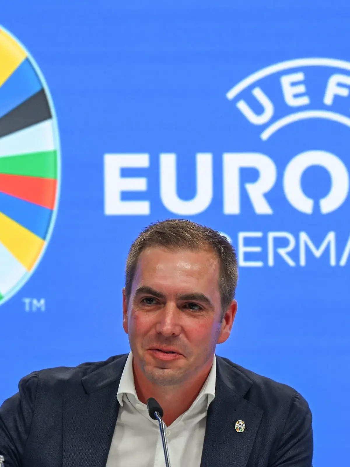 Philipp Lahm, Turnierdirektor der UEFA EURO 2024, spricht während einer Pressekonferenz zur EM 2024 im Frankfurter Stadion.