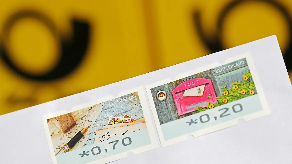 Eine 20-Cent-Briefmarke und eine 70-Cent-Briefmarke kleben auf einen Standardbrief.