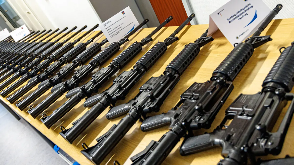 12.04.2024, Hamburg: Sichergestellte Schusswaffen liegen auf einem Tisch in einer Kaserne der Bundespolizei. Die Staatsanwaltschaft Lüneburg und die Bundespolizeidirektion Hannover stellen Details zu Ermittlungen im Fall eines gewerbs- und bandenmäßig begangenen Diebstahls von 40 halbautomatischen Schusswaffen vor. Diese wurden während eines Transports mit der Bahn gestohlen und inzwischen sichergestellt. Foto: Markus Scholz/dpa +++ dpa-Bildfunk +++