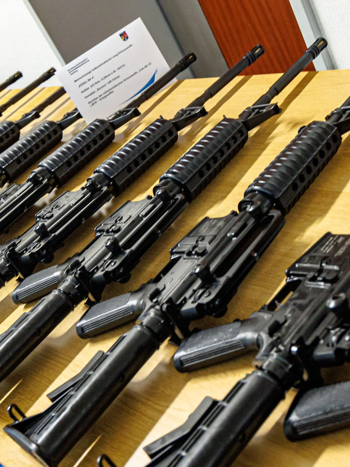 12.04.2024, Hamburg: Sichergestellte Schusswaffen liegen auf einem Tisch in einer Kaserne der Bundespolizei. Die Staatsanwaltschaft Lüneburg und die Bundespolizeidirektion Hannover stellen Details zu Ermittlungen im Fall eines gewerbs- und bandenmäßig begangenen Diebstahls von 40 halbautomatischen Schusswaffen vor. Diese wurden während eines Transports mit der Bahn gestohlen und inzwischen sichergestellt. Foto: Markus Scholz/dpa +++ dpa-Bildfunk +++