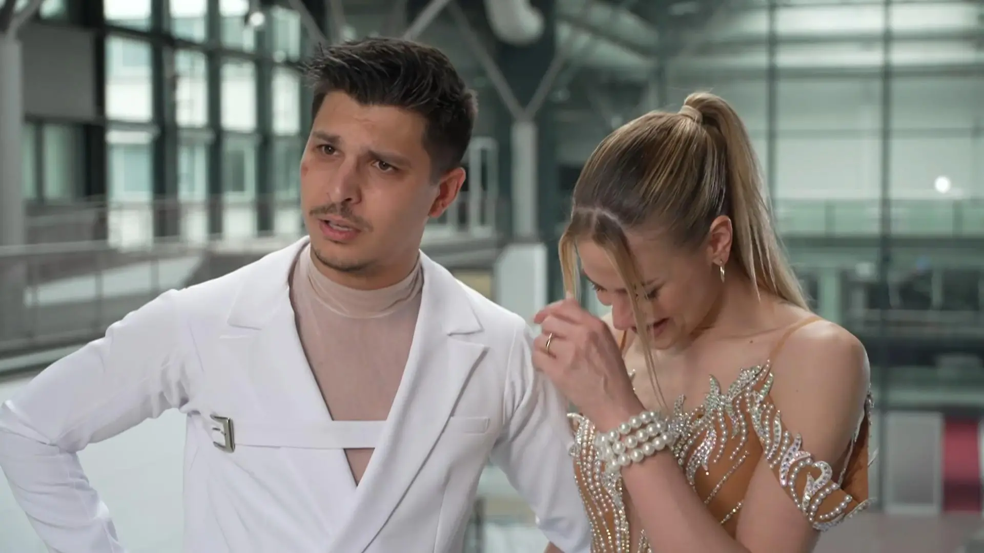 Alexandru Ionel und Lulu müssen für Show 6 einen Slow Fox aufs Parkett zaubern. Und dabei stellt das für die beiden zunächst ganz andere Stolpersteine bereit.