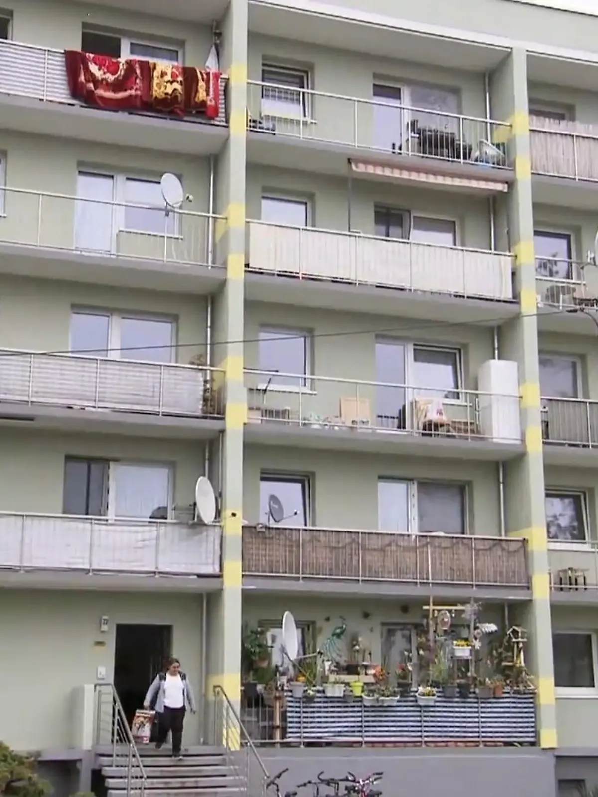 In Magdeburg wurde in einem Wohnblock das Wasser abgestellt. Der Vermieter ist mit Vorauszahlungen im Rückstand. Leidtragende sind aber rund 50 Haushalte, sie haben seit Tagen weder warmes noch kaltes Wasser.  RTL-Reporter Lukas Stege macht sich auf den Weg nach Magdeburg-Rothensee um mit den Betroffenen zu sprechen.