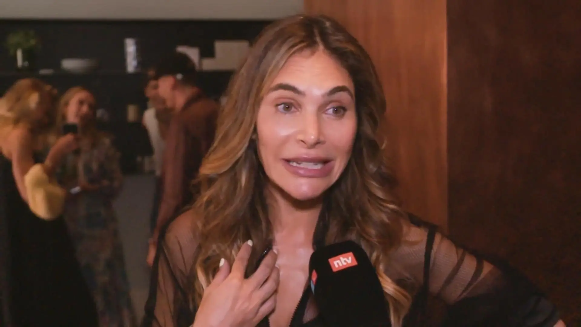 Hier spricht Ayda Field über ihre Ehe mit Robbie Exklusives Interview