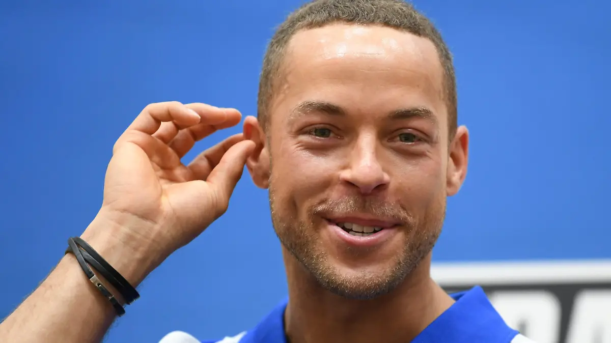 ARCHIV - 09.04.2019, Hessen, Frankfurt/Main: Andrej Mangold, "TV-Bachelor", nimmt an der Pressekonferenz des Basketball-Bundesligisten Fraport Skyliners teil. (zu dpa: «RTLzwei lässt den «Bachelor» und die Geissens-Töchter Kart fahren») Foto: Arne Dedert/dpa +++ dpa-Bildfunk +++