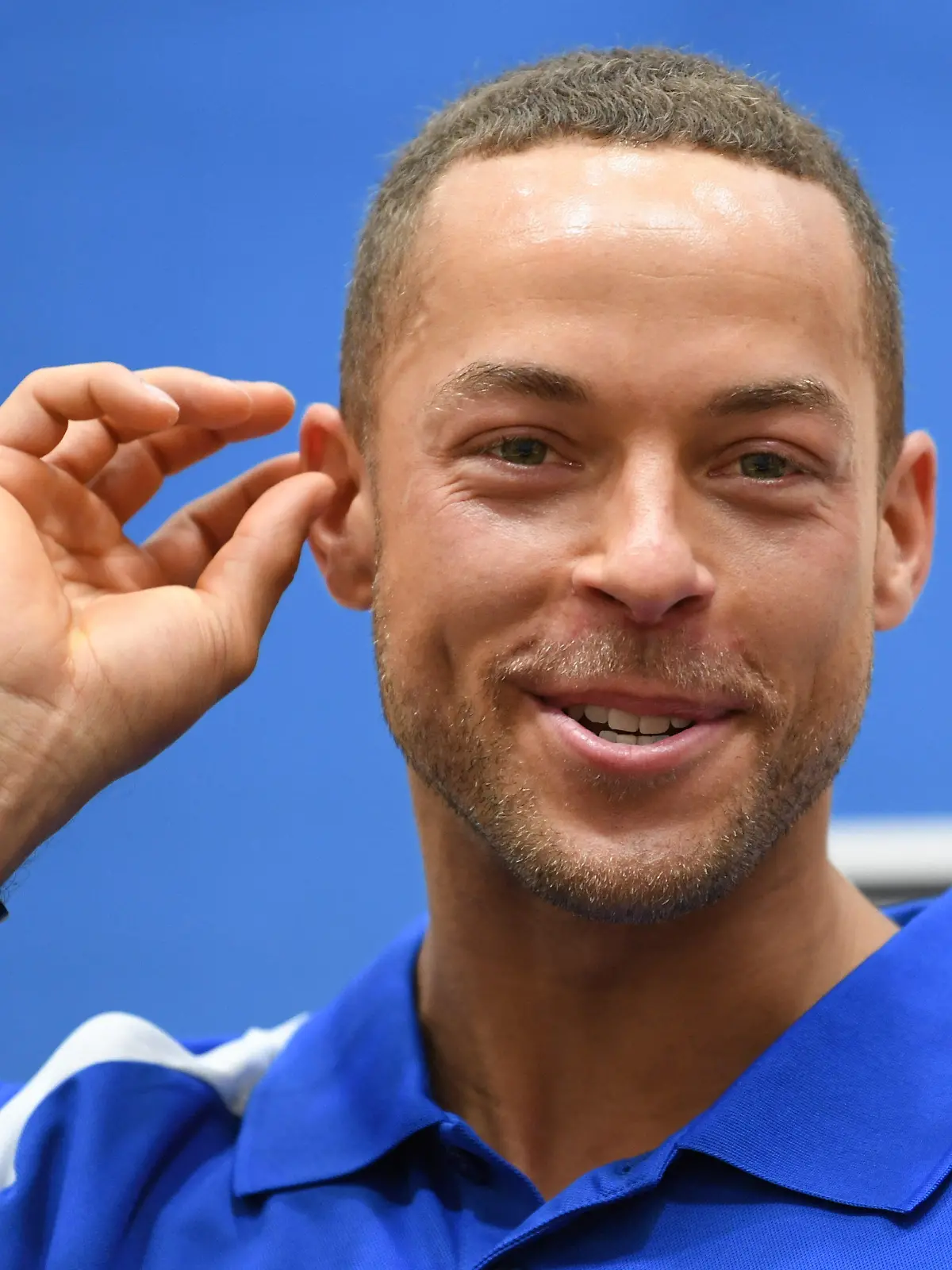 ARCHIV - 09.04.2019, Hessen, Frankfurt/Main: Andrej Mangold, "TV-Bachelor", nimmt an der Pressekonferenz des Basketball-Bundesligisten Fraport Skyliners teil. (zu dpa: «RTLzwei lässt den «Bachelor» und die Geissens-Töchter Kart fahren») Foto: Arne Dedert/dpa +++ dpa-Bildfunk +++