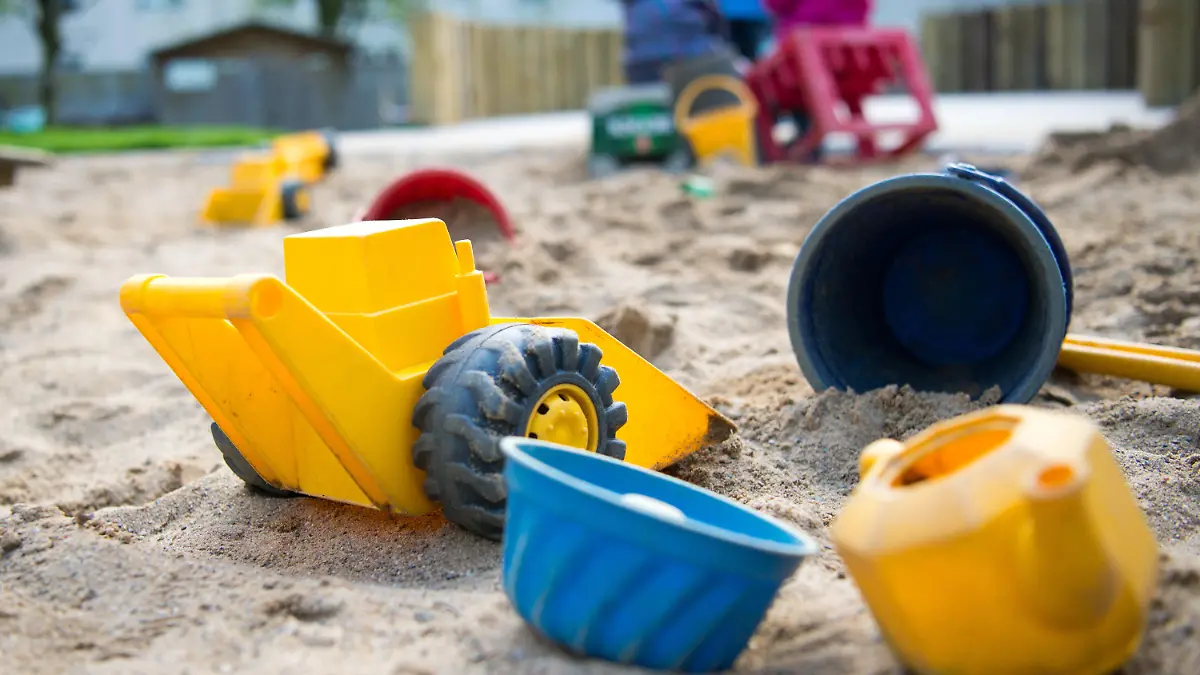 ARCHIV - 18.04.2016, Nordrhein-Westfalen, Düsseldorf: Spielzeug liegt in einem Sandkasten während Kinder spielen in einer Kindertagesstätte. In Nordrhein-Westfalen gibt es noch keine Klarheit, wie es angesichts andauernder coronabedingter Einschränkungen mit den Elternbeiträgen für die Kita weitergeht (zu dpa: «Kita-Beiträge für Februar noch unentschieden - Übernahme gefordert». Foto: Monika Skolimowska/dpa +++ dpa-Bildfunk +++