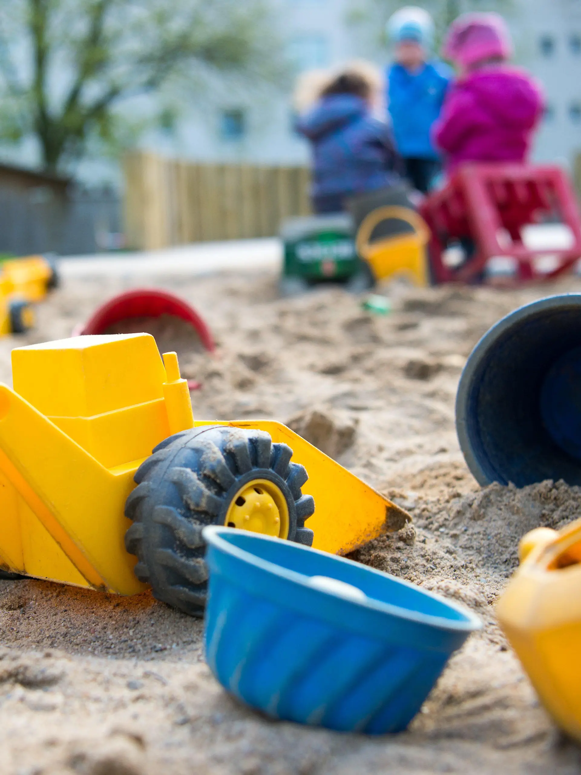 ARCHIV - 18.04.2016, Nordrhein-Westfalen, Düsseldorf: Spielzeug liegt in einem Sandkasten während Kinder spielen in einer Kindertagesstätte. In Nordrhein-Westfalen gibt es noch keine Klarheit, wie es angesichts andauernder coronabedingter Einschränkungen mit den Elternbeiträgen für die Kita weitergeht (zu dpa: «Kita-Beiträge für Februar noch unentschieden - Übernahme gefordert». Foto: Monika Skolimowska/dpa +++ dpa-Bildfunk +++