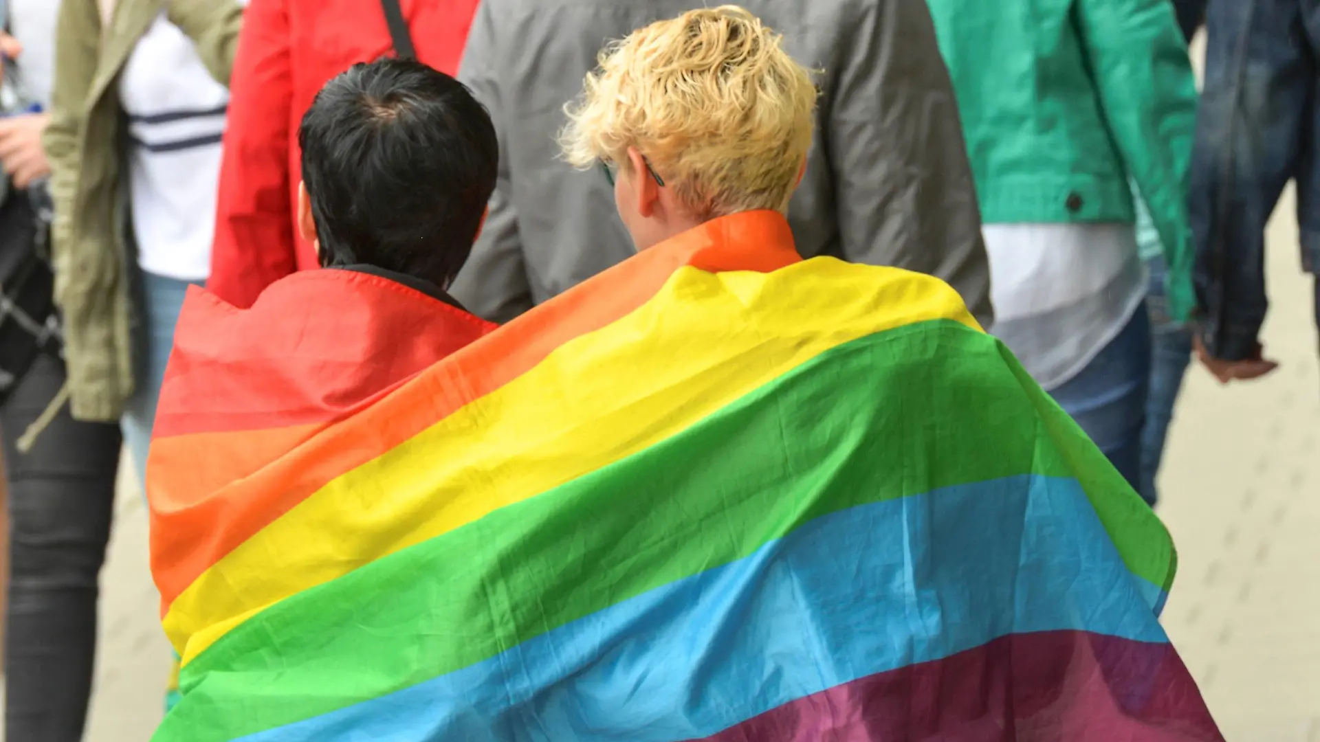In eine Regenbogenfahne gehüllt nehmen zwei junge Frauen an der Christopher Street Parade in Freiburg teil.Foto:Winfried Rothermel
in a Rainbow flag wrapped take Two Boy Women to the Christopher Street Parade in Freiburg Part Photo Winfried Rothermel