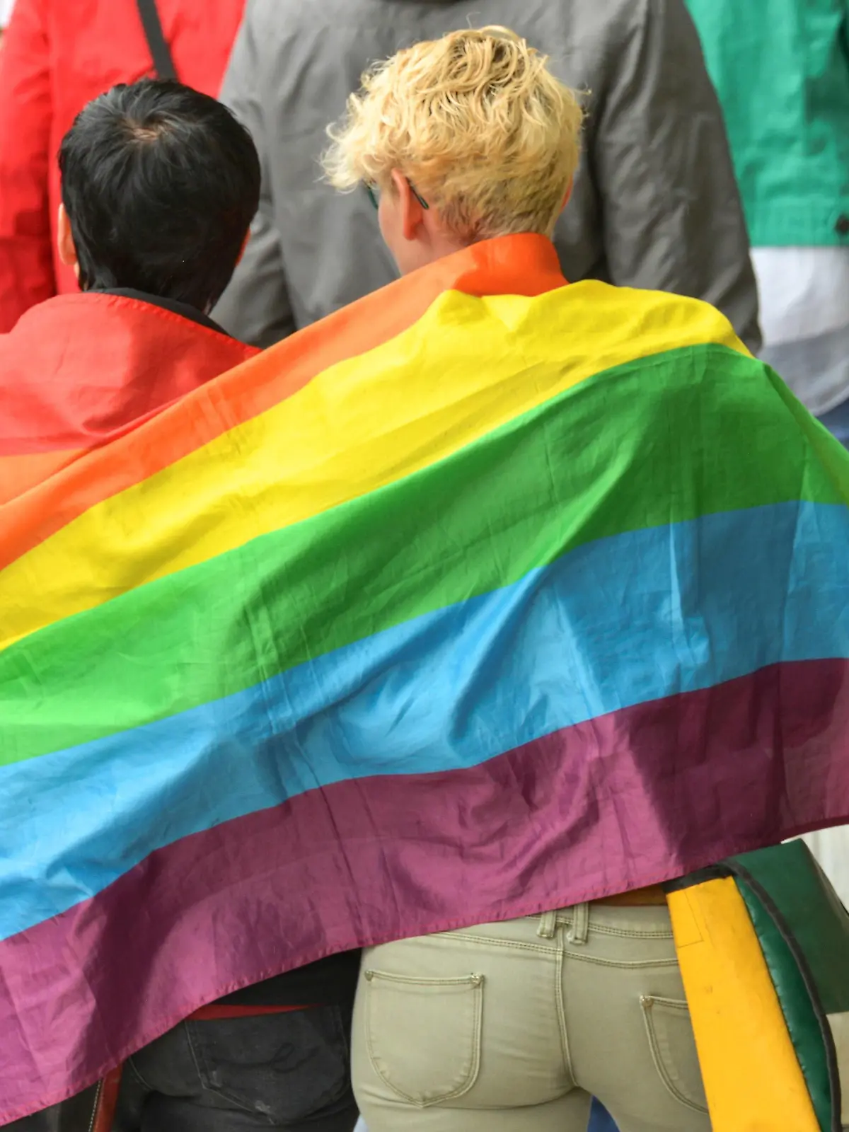 In eine Regenbogenfahne gehüllt nehmen zwei junge Frauen an der Christopher Street Parade in Freiburg teil.Foto:Winfried Rothermel

in a Rainbow flag wrapped take Two Boy Women to the Christopher Street Parade in Freiburg Part Photo Winfried Rothermel  