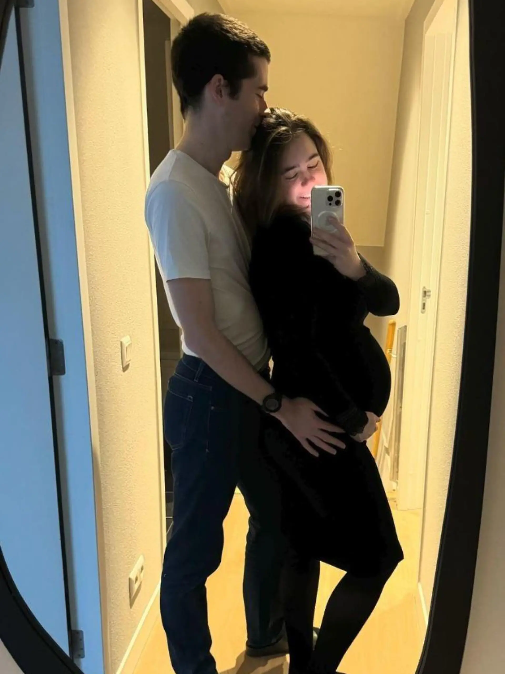 Robert und Claudia von "Freiheit im Gepäck" trauern um ihr Baby, das elf Tage vor dem errechneten Geburtstermin gestorben ist.