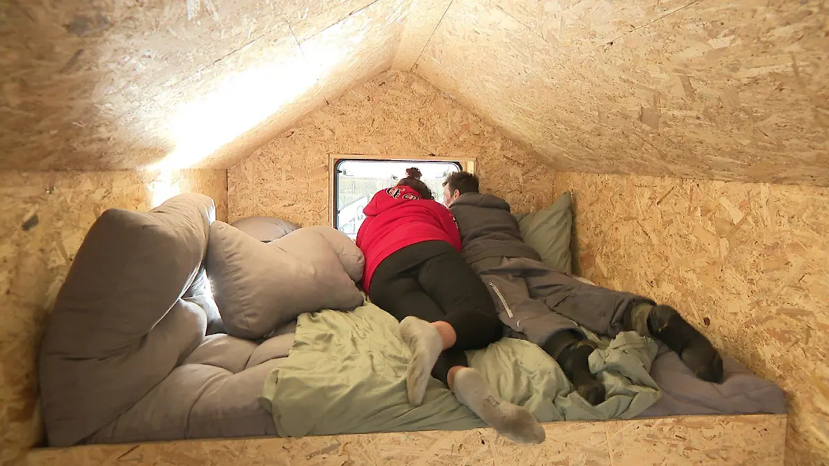 Sonja (26) und Andy (38) in ihrem neuen Zuhause.
