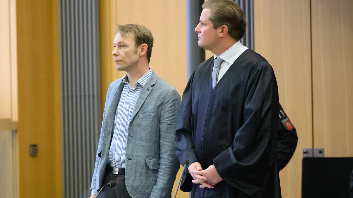 ARCHIV - 03.04.2024, Niedersachsen, Braunschweig: Der Angeklagte Christian B. (l) steht im Gerichtssaal im Landgericht Braunschweig neben seinem Anwalt Friedrich Fülscher. Christian B. werden drei Fälle schwerer Vergewaltigung und zwei Fälle des sexuellen Missbrauchs von Kindern in Portugal vorgeworfen. Ermittler verdächtigen den Deutschen auch im Fall Maddie. (zu dpa: «Aussage gegen Christian B.: Verteidigung greift Glaubwürdigkeit an») Foto: Julian Stratenschulte/dpa Pool/dpa +++ dpa-Bildfunk +++