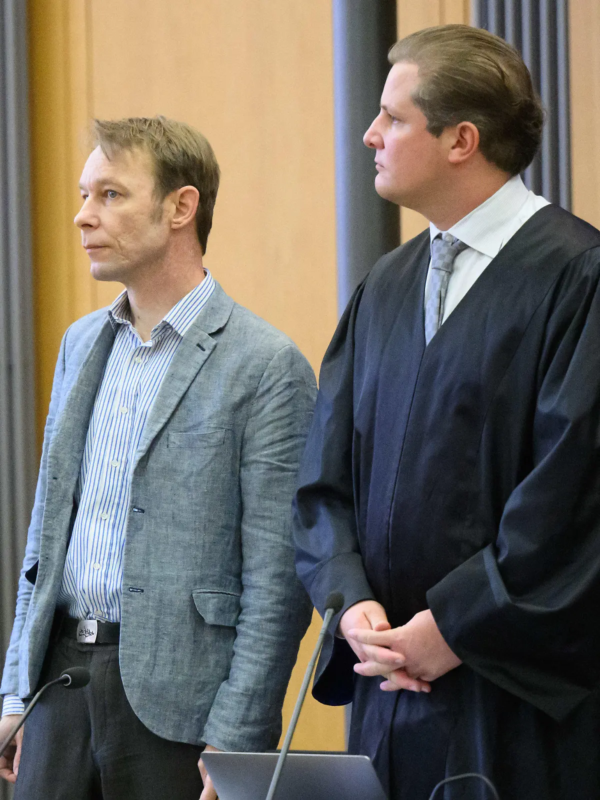 ARCHIV - 03.04.2024, Niedersachsen, Braunschweig: Der Angeklagte Christian B. (l) steht im Gerichtssaal im Landgericht Braunschweig neben seinem Anwalt Friedrich Fülscher. Christian B. werden drei Fälle schwerer Vergewaltigung und zwei Fälle des sexuellen Missbrauchs von Kindern in Portugal vorgeworfen. Ermittler verdächtigen den Deutschen auch im Fall Maddie. (zu dpa: «Aussage gegen Christian B.: Verteidigung greift Glaubwürdigkeit an») Foto: Julian Stratenschulte/dpa Pool/dpa +++ dpa-Bildfunk +++