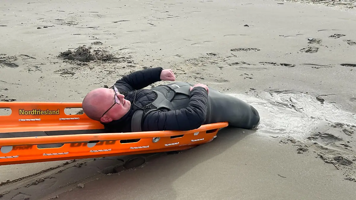 Auf einer Trage wird RTL-Reporter Nils Fischer-Stahl aus dem Treibsand gezogen.