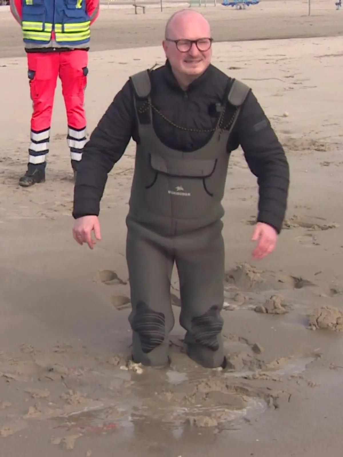 RTL-Reporter Nils Fischer-Stahl steckt bei seinem Test im Treibsand fest.