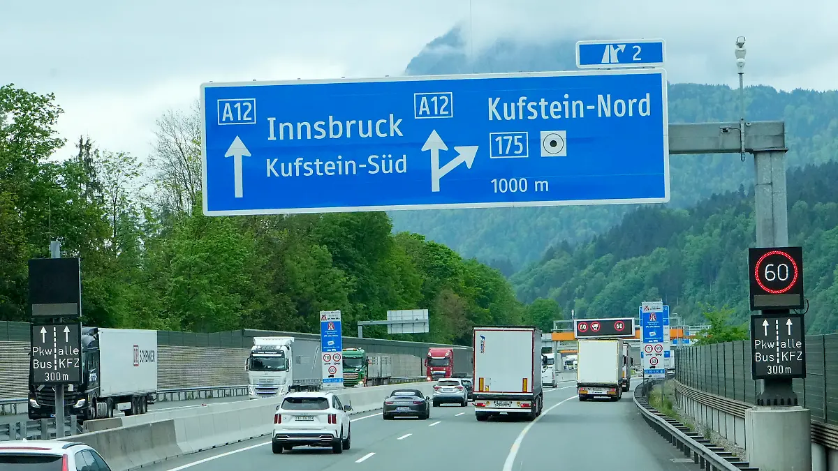 AUT - OESTERREICH, 2023-05-19; REPORTAGE VERKEHR LKW - REPORTAGE FAHRT BERGER-TRUCK VON BAYERN NACH TIROL BEI BLOCKABFERTIGUNG - mit Berger-Truck-Lenker Stefan Lauinger; rights managed - mit Genehmigung der Firma Berger mit Sitz in Wörgl ; Foto: Roland Muehlanger - 20230519_PD20947