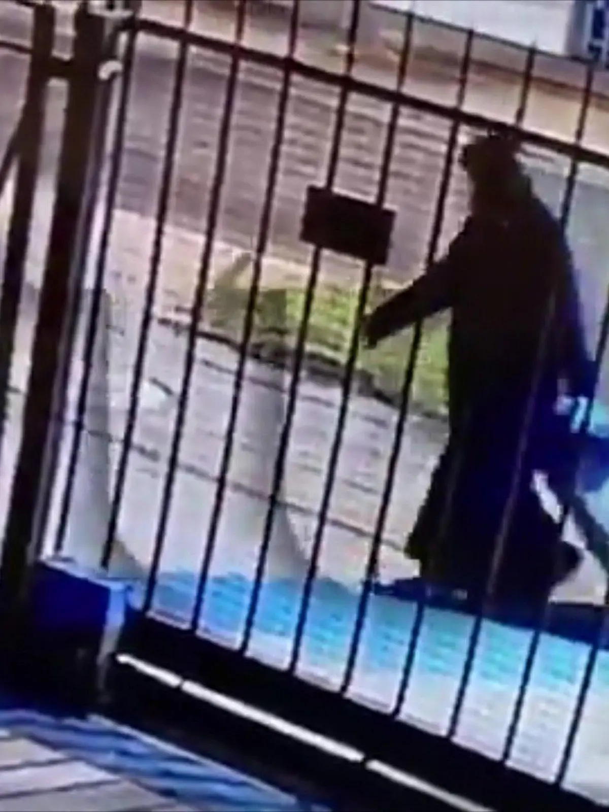 Überwachungskameras haben die Frau aufgenommen, wie sie den Koffer mit der Toten durch Santiago de Chile zieht.