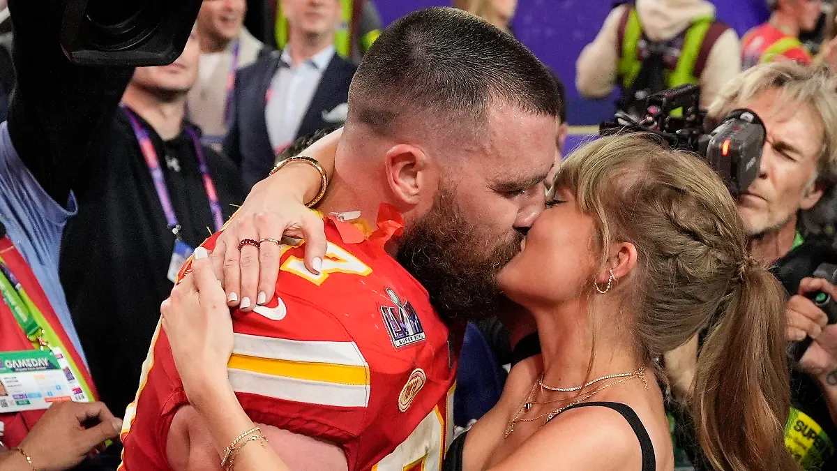 ARCHIV - 12.02.2024, USA, Las Vegas: American Football: Profiliga NFL, Play-off-Runde, Super Bowl, Kansas City Chiefs - San Francisco 49ers im Allegiant Stadium: Taylor Swift küsst Kansas City Chiefs Tight End Travis Kelce nach dem Sieg. Die Chiefs gewannen 25-22. (zu dpa: «Travis Kelce: Taylor Swift war eigentlich kein Sport-Fan») Foto: John Locher/AP/dpa +++ dpa-Bildfunk +++