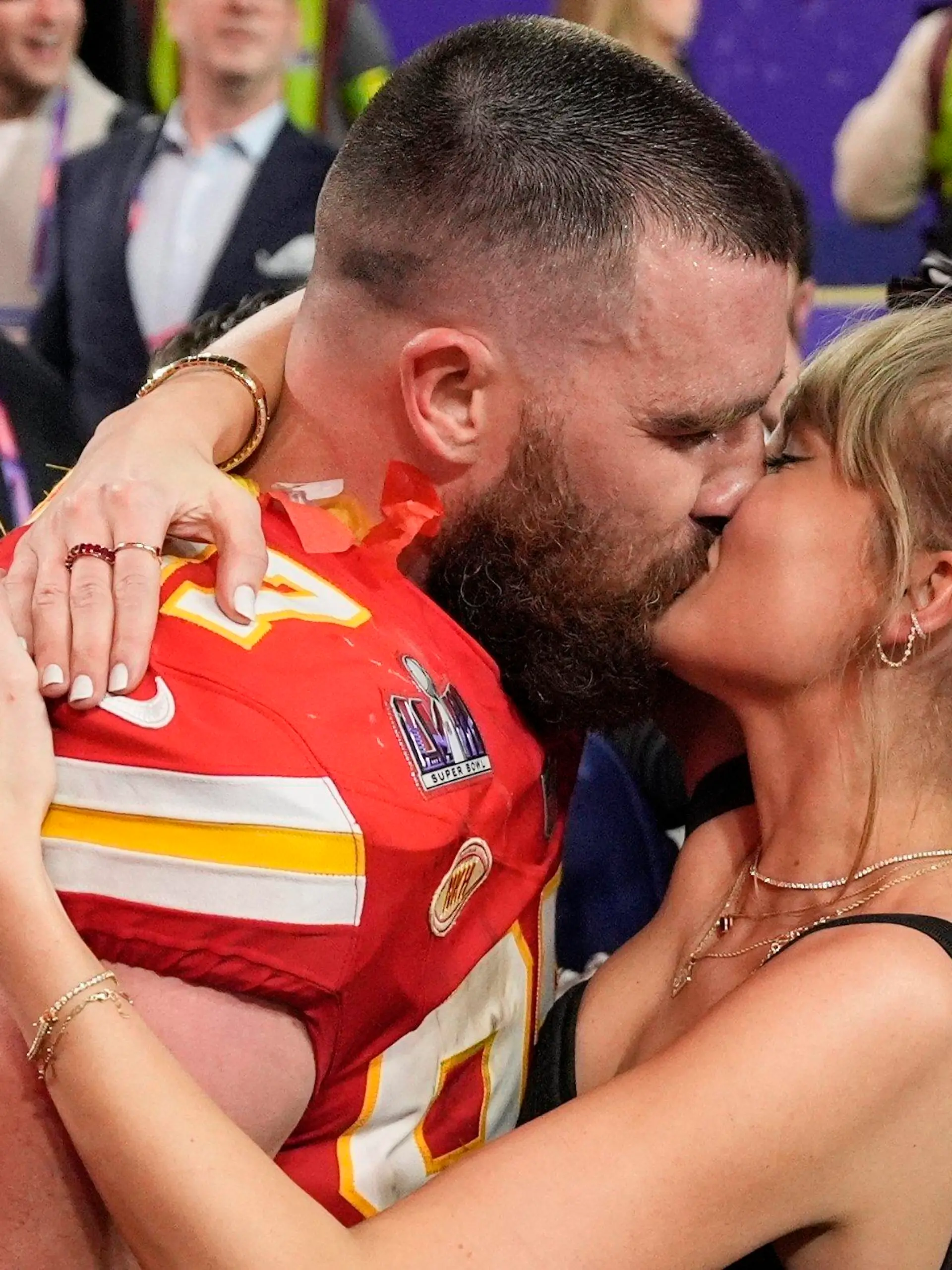 ARCHIV - 12.02.2024, USA, Las Vegas: American Football: Profiliga NFL, Play-off-Runde, Super Bowl, Kansas City Chiefs - San Francisco 49ers im Allegiant Stadium: Taylor Swift küsst Kansas City Chiefs Tight End Travis Kelce nach dem Sieg. Die Chiefs gewannen 25-22. (zu dpa: «Travis Kelce: Taylor Swift war eigentlich kein Sport-Fan») Foto: John Locher/AP/dpa +++ dpa-Bildfunk +++