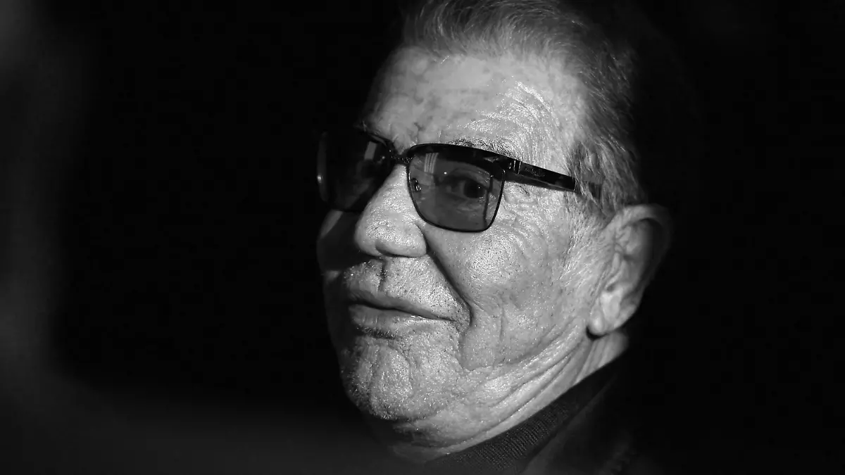 ARCHIV - 28.02.2015, Italien, Mailand: Der italienische Designer Roberto Cavalli wartet auf den Beginn der Präsentation seiner Herbst-/Winterkollektion 2015 während der Mailänder Modewoche.  (zu dpa: «Italienischer Modedesigner Roberto Cavalli mit 83 gestorben») Foto: Daniel Dal Zennaro/ANSA/dpa +++ dpa-Bildfunk +++