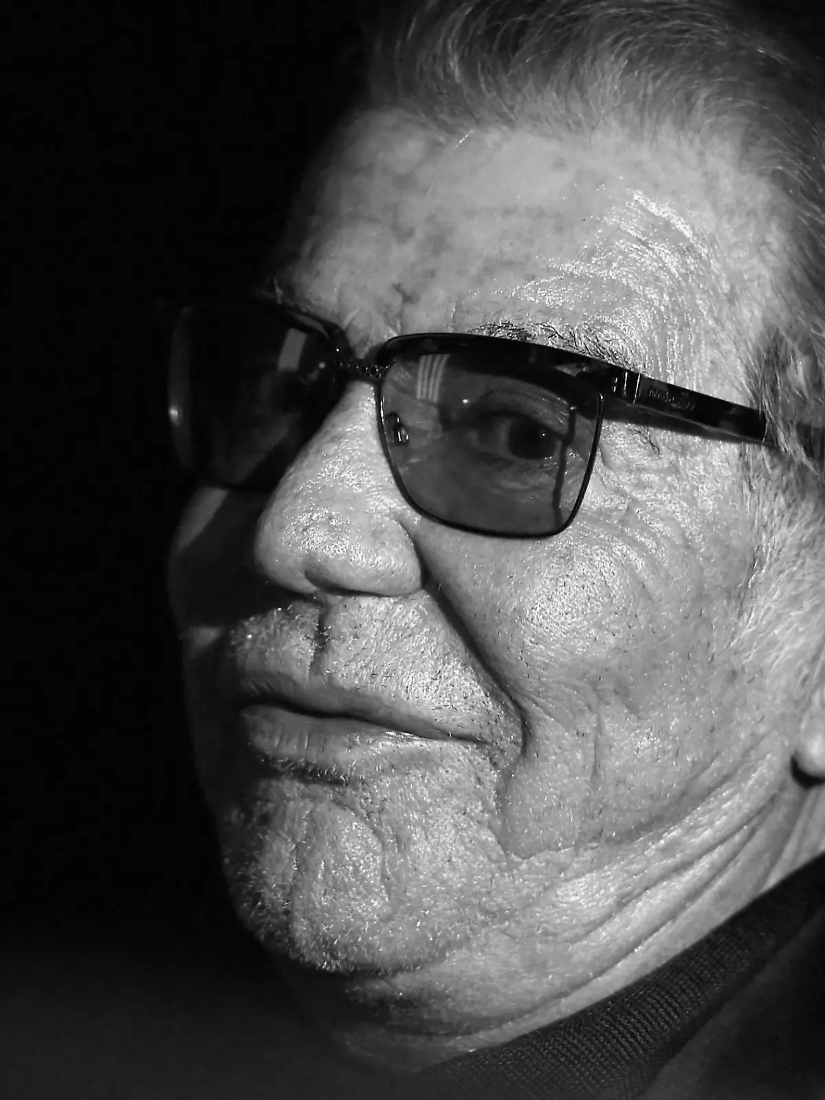 ARCHIV - 28.02.2015, Italien, Mailand: Der italienische Designer Roberto Cavalli wartet auf den Beginn der Präsentation seiner Herbst-/Winterkollektion 2015 während der Mailänder Modewoche.  (zu dpa: «Italienischer Modedesigner Roberto Cavalli mit 83 gestorben») Foto: Daniel Dal Zennaro/ANSA/dpa +++ dpa-Bildfunk +++