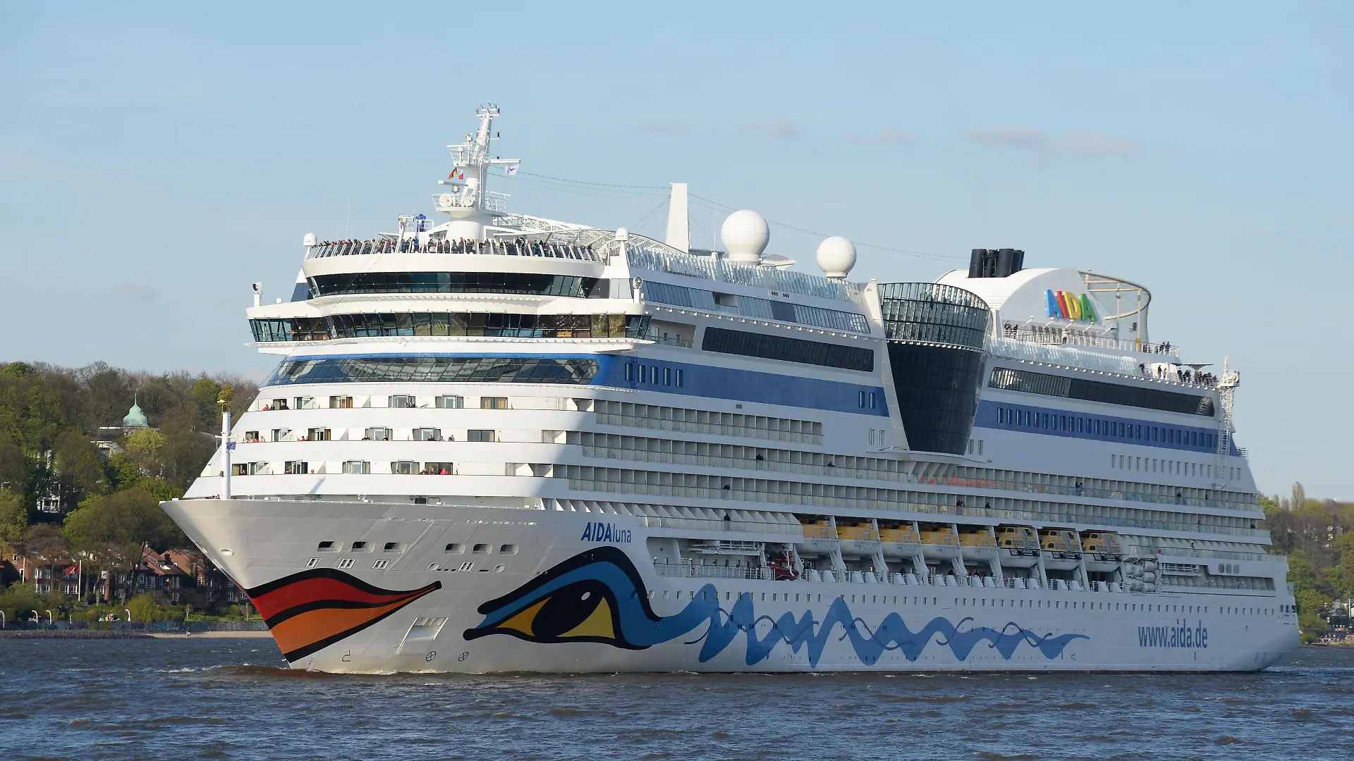 Hamburg, der 30. April 2017 Das Kreuzfahrtschiff AIDAluna im Hamburger Hafen (Archivbild). Daniel Küblböck wird an Bord des Schiffes der Reederei AIDA vermisst. AIDAluna verlässt Hamburger Hafen *** Hamburg the 30 April 2017 The cruise ship AIDAluna in the port of Hamburg Image Daniel Küblböck is missing on board the ship of the shipping company AIDA AIDAluna is leaving Hamburg harbor  