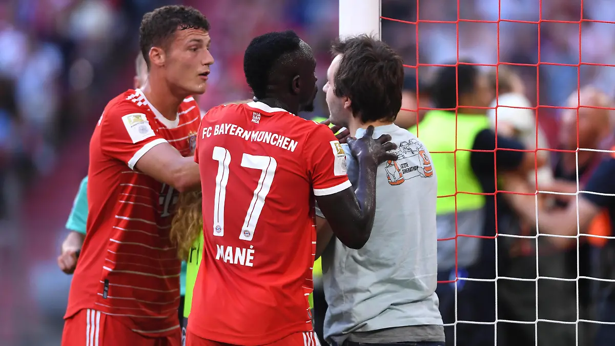  Fußball 1. Bundesliga 4. Spieltag FC Bayern München - Borussia Mönchengladbach am 27.08.2022 in der Allianz Arena in München Protestler / Protest / Aktivisten binden sich am Pfosten / Torpfosten fest Benjamin Pavard  München , Sadio Mane  München  DFB regulations prohibit any use of photographs as image sequences and/or quasi-video. *** Soccer 1 Bundesliga 4 Matchday FC Bayern Munich Borussia Mönchengladbach on 27 08 2022 at Allianz Arena in Munich protesters protest activists tie themselves to the post goalpost Benjamin Pavard Munich , Sadio Mane Munich DFB regulations prohibit any use of photographs as image sequences and or quasi video xHDx
