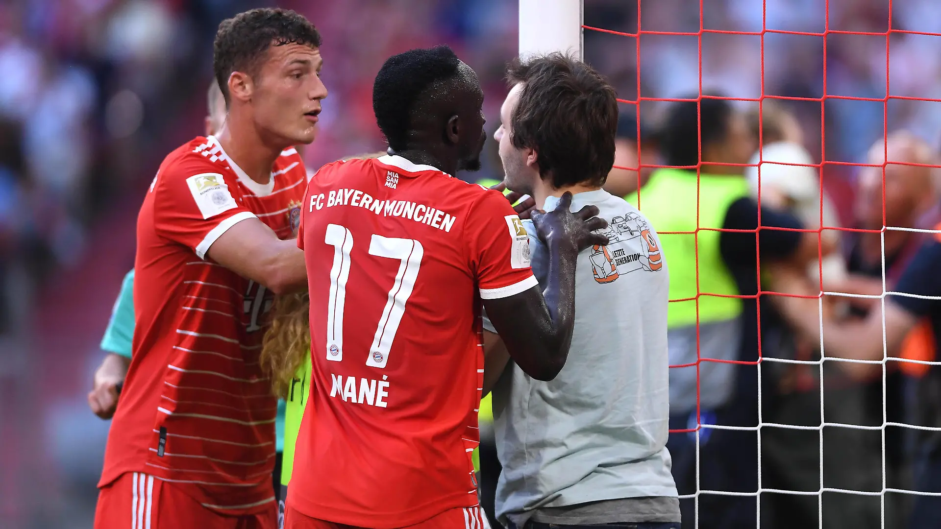  Fußball 1. Bundesliga 4. Spieltag FC Bayern München - Borussia Mönchengladbach am 27.08.2022 in der Allianz Arena in München Protestler / Protest / Aktivisten binden sich am Pfosten / Torpfosten fest Benjamin Pavard  München , Sadio Mane  München  DFB regulations prohibit any use of photographs as image sequences and/or quasi-video. *** Soccer 1 Bundesliga 4 Matchday FC Bayern Munich Borussia Mönchengladbach on 27 08 2022 at Allianz Arena in Munich protesters protest activists tie themselves to the post goalpost Benjamin Pavard Munich , Sadio Mane Munich DFB regulations prohibit any use of photographs as image sequences and or quasi video xHDx