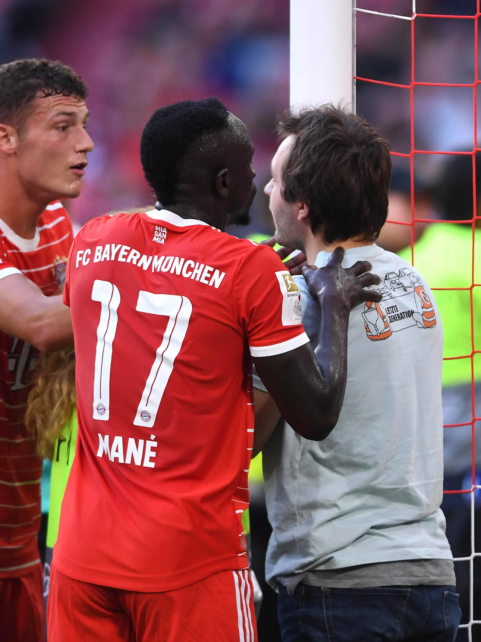 Fußball 1. Bundesliga 4. Spieltag FC Bayern München - Borussia Mönchengladbach am 27.08.2022 in der Allianz Arena in München Protestler / Protest / Aktivisten binden sich am Pfosten / Torpfosten fest Benjamin Pavard  München , Sadio Mane  München  DFB regulations prohibit any use of photographs as image sequences and/or quasi-video. *** Soccer 1 Bundesliga 4 Matchday FC Bayern Munich Borussia Mönchengladbach on 27 08 2022 at Allianz Arena in Munich protesters protest activists tie themselves to the post goalpost Benjamin Pavard Munich , Sadio Mane Munich DFB regulations prohibit any use of photographs as image sequences and or quasi video xHDx