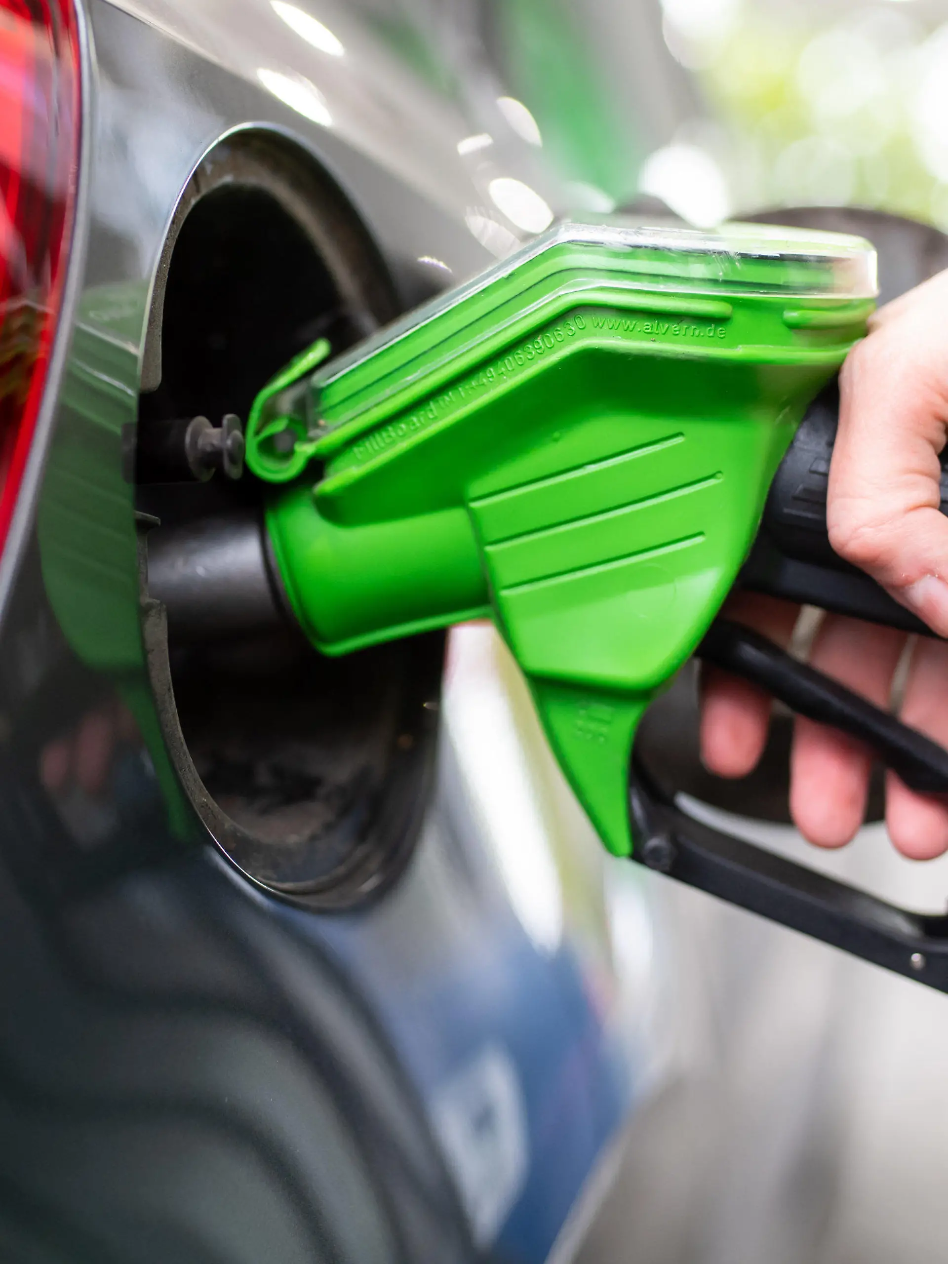 ARCHIV - 06.09.2020, Bayern, München: Eine Frau hält an einer Tankstelle an einer Zapfsäule eine Zapfpistole in der Hand und betankt ein Auto. (zu dpa: «Diesel aus Pflanzenöl darf ab Mai als Reinkraftstoff in den Tank») Foto: Sven Hoppe/dpa +++ dpa-Bildfunk +++