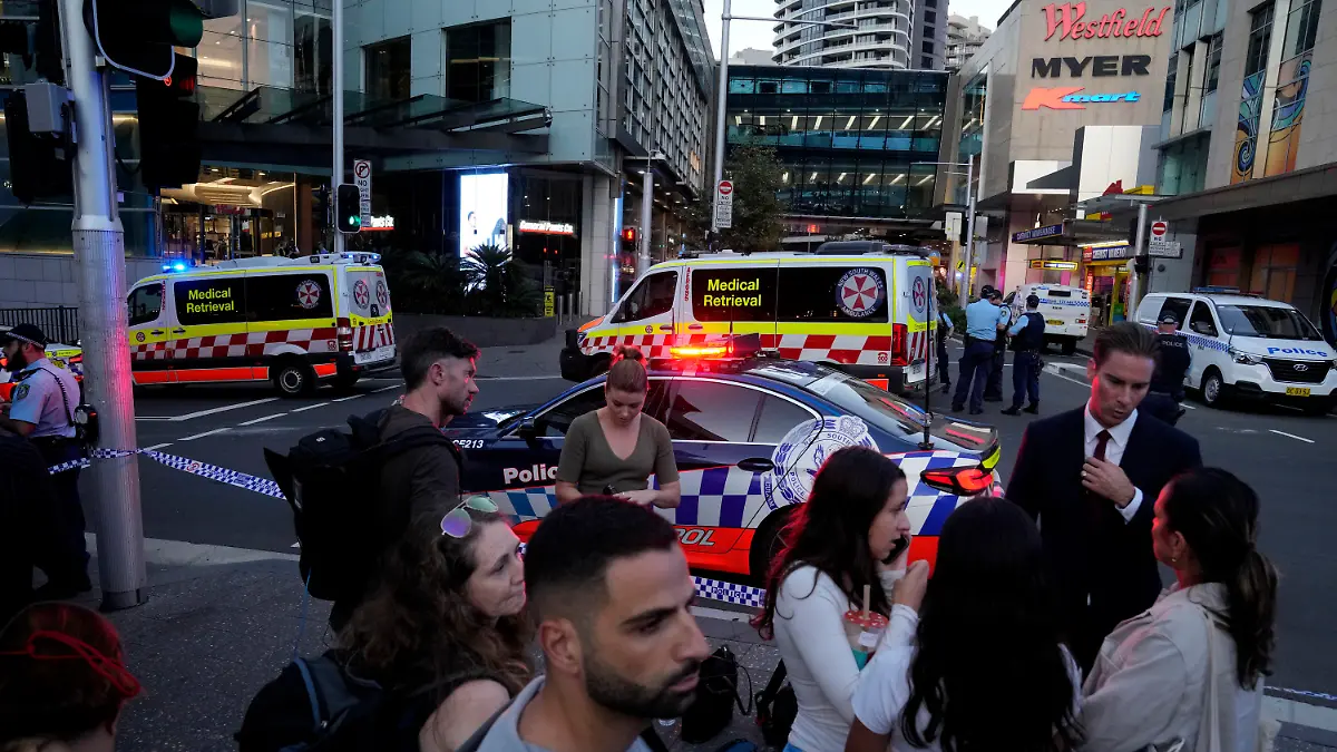 dpatopbilder - 13.04.2024, Australien, Sydney: Eine Menschenmenge versammelt sich vor dem Westfield Shopping Centre. Medienberichten zufolge wurden in dem Einkaufszentrum in Sydney mehrere Menschen niedergestochen und eine Person von der Polizei erschossen. Foto: Rick Rycroft/AP +++ dpa-Bildfunk +++