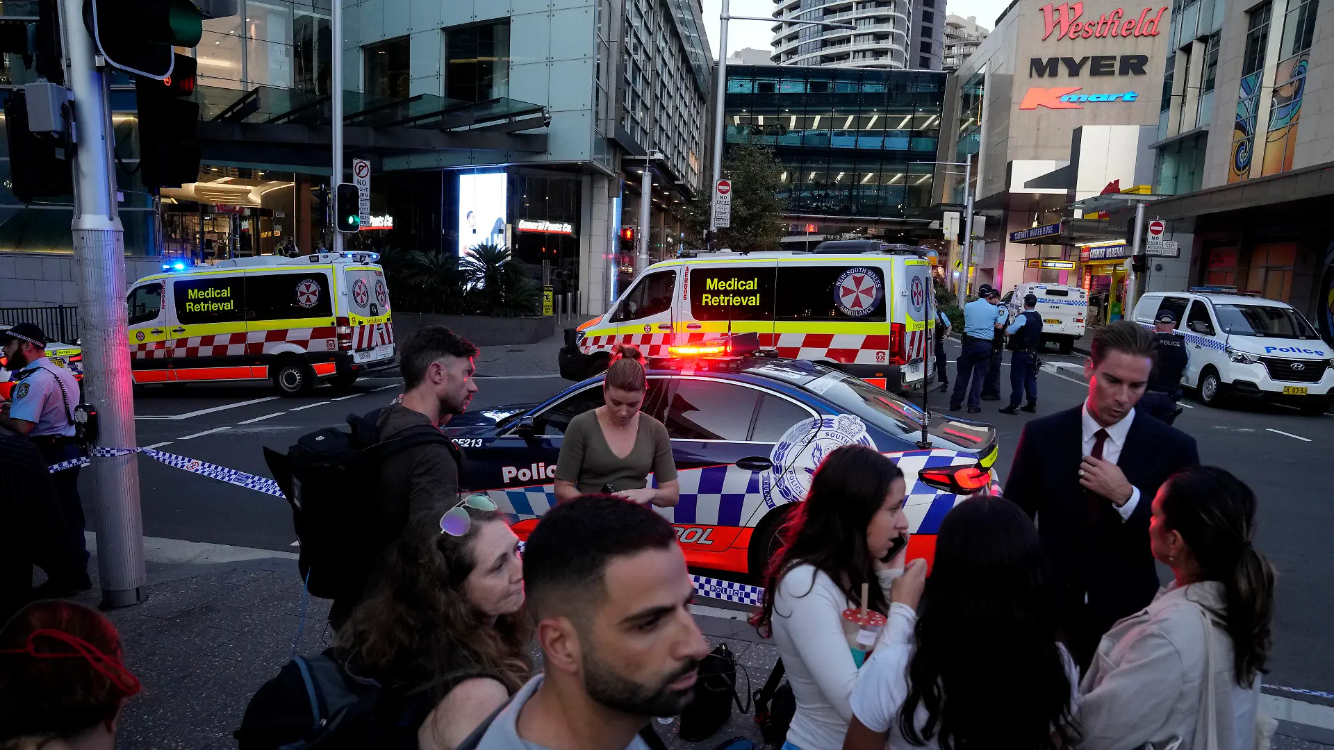 dpatopbilder - 13.04.2024, Australien, Sydney: Eine Menschenmenge versammelt sich vor dem Westfield Shopping Centre. Medienberichten zufolge wurden in dem Einkaufszentrum in Sydney mehrere Menschen niedergestochen und eine Person von der Polizei erschossen. Foto: Rick Rycroft/AP +++ dpa-Bildfunk +++