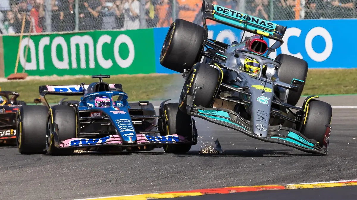 Unfall zwischen Lewis Hamilton Mercedes AMG Petronas Motorsport und Fernando Alonso Alpine F1 Team, Grosser Preis von Belgien 2022, Motorsport, Formel 1, 28.08.2022 Grosser Preis von Belgien 2022, Motorsport, Formel 1, 28.08.2022 *** Accident between Lewis Hamilton Mercedes AMG Petronas Motorsport and Fernando Alonso Alpine F1 Team , Belgian Grand Prix 2022, Motorsport, Formula 1, 28 08 2022 Belgian Grand Prix 2022, Motorsport, Formula 1, 28 08 2022 Copyright: xEibner-Pressefoto/AlexanderxNeisx EP_ANS 