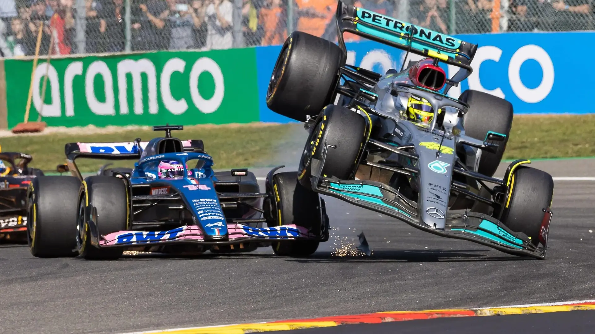 Unfall zwischen Lewis Hamilton Mercedes AMG Petronas Motorsport und Fernando Alonso Alpine F1 Team, Grosser Preis von Belgien 2022, Motorsport, Formel 1, 28.08.2022 Grosser Preis von Belgien 2022, Motorsport, Formel 1, 28.08.2022 *** Accident between Lewis Hamilton Mercedes AMG Petronas Motorsport and Fernando Alonso Alpine F1 Team , Belgian Grand Prix 2022, Motorsport, Formula 1, 28 08 2022 Belgian Grand Prix 2022, Motorsport, Formula 1, 28 08 2022 Copyright: xEibner-Pressefoto/AlexanderxNeisx EP_ANS 