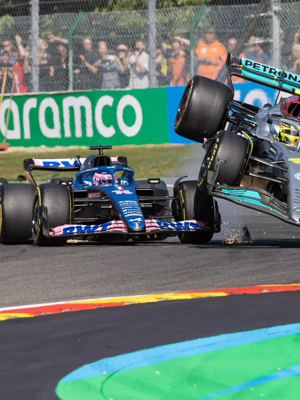Unfall zwischen Lewis Hamilton Mercedes AMG Petronas Motorsport und Fernando Alonso Alpine F1 Team, Grosser Preis von Belgien 2022, Motorsport, Formel 1, 28.08.2022 Grosser Preis von Belgien 2022, Motorsport, Formel 1, 28.08.2022 *** Accident between Lewis Hamilton Mercedes AMG Petronas Motorsport and Fernando Alonso Alpine F1 Team , Belgian Grand Prix 2022, Motorsport, Formula 1, 28 08 2022 Belgian Grand Prix 2022, Motorsport, Formula 1, 28 08 2022 Copyright: xEibner-Pressefoto/AlexanderxNeisx EP_ANS 