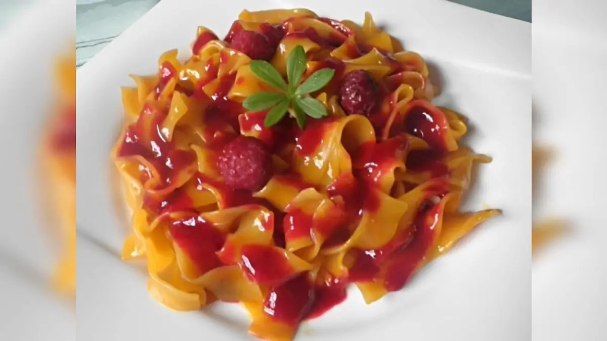 Sanddorn-Nudeln mit Himbeer-Soße