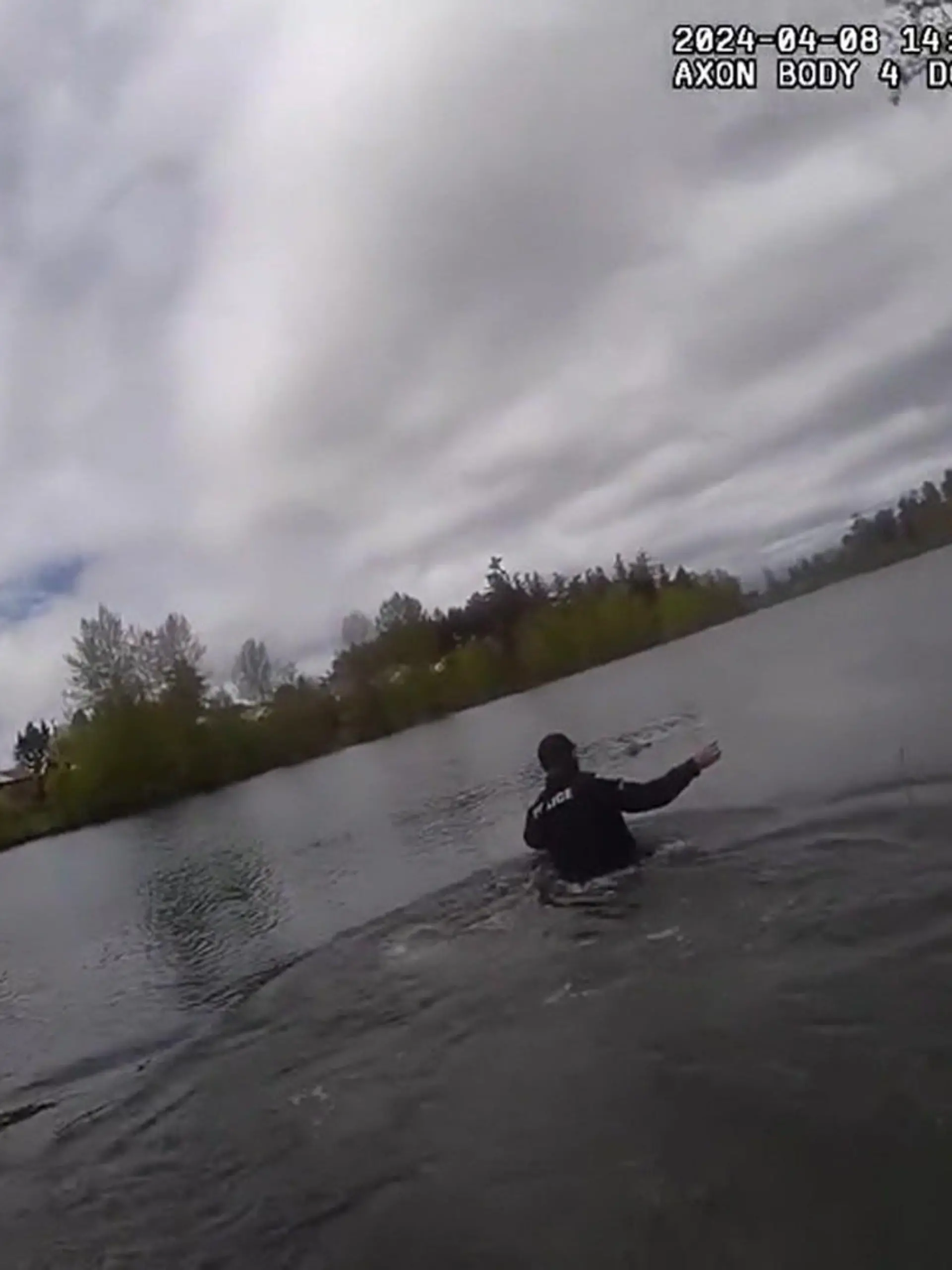 Drama am Wapato Lake in Tacoma (Washington/USA)! Ein junges Mädchen ertrinkt und schreit um ihr Leben. Die Polizisten zögern nicht lange und springen schnell ins Wasser – in voller Montur. Sie retten die Teenagerin und bringen sie an Land.