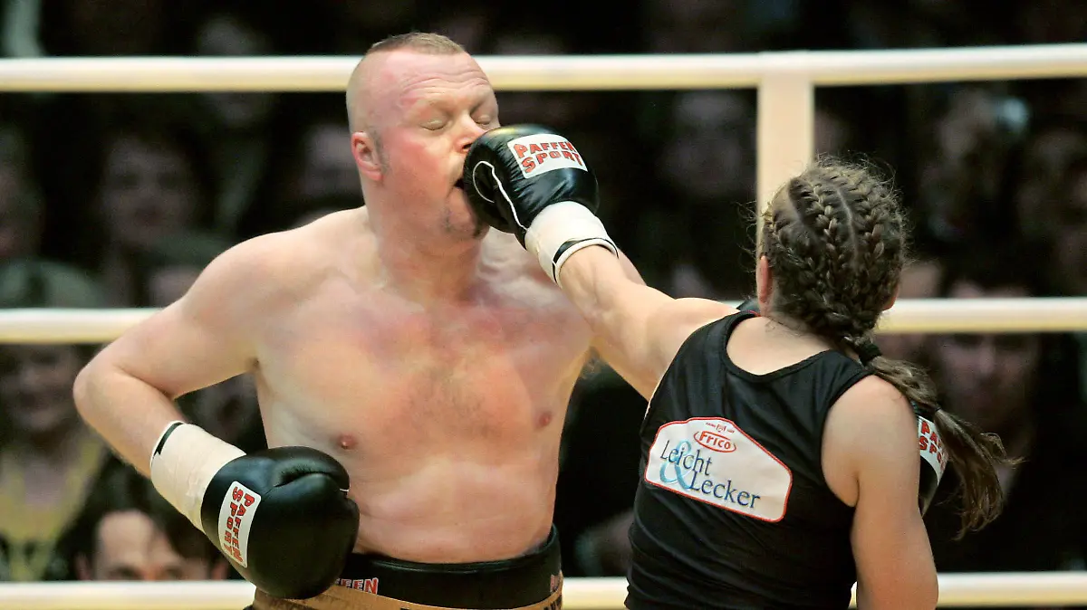ARCHIV - 30.03.2007, Nordrhein-Westfalen, Köln: Die ehemalige Boxweltmeisterin Regina Halmich und Fernsehmoderator Stefan Raab boxen in der ausverkauften Kölnarena gegeneinander. (zu dpa: «Halmich über Boxkampf mit Raab: In zwei Stunden waren Tickets alle weg») Foto: Rolf Vennenbernd/dpa +++ dpa-Bildfunk +++