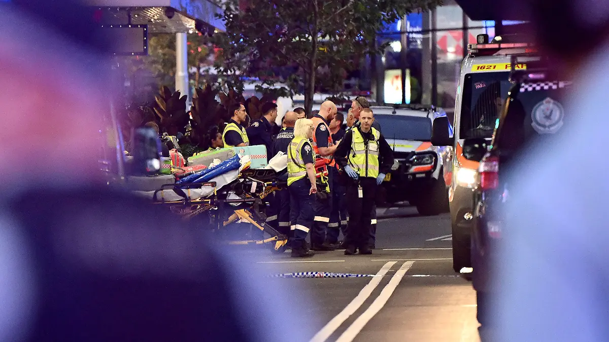 13.04.2024, Australien, Sydney: Rettungskräfte und Polizei sind am Tatort vor einem Einkaufszentrum in Bondi Junction zu sehen, nachdem mehrere Menschen niedergestochen wurden. Bei einem Angriff in einem Einkaufszentrum in der australischen Millionenmetropole Sydney sind mehrere Menschen getötet worden. Zudem sei der mutmaßliche Täter angeschossen worden und gestorben, teilte die Polizei am Samstag bei einer Pressekonferenz mit. Foto: Bianca De Marchi/AAP/dpa +++ dpa-Bildfunk +++