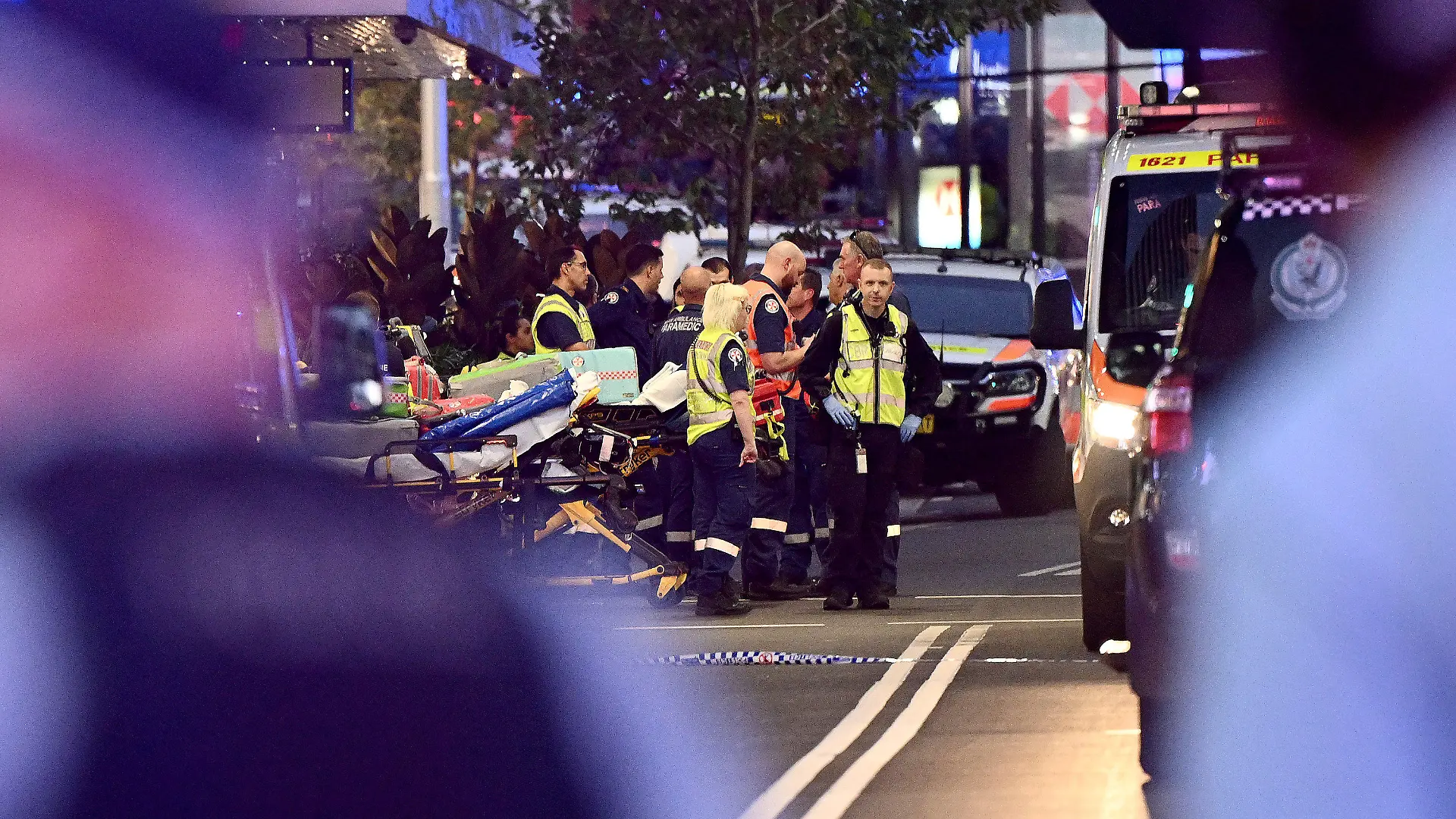 13.04.2024, Australien, Sydney: Rettungskräfte und Polizei sind am Tatort vor einem Einkaufszentrum in Bondi Junction zu sehen, nachdem mehrere Menschen niedergestochen wurden. Bei einem Angriff in einem Einkaufszentrum in der australischen Millionenmetropole Sydney sind mehrere Menschen getötet worden. Zudem sei der mutmaßliche Täter angeschossen worden und gestorben, teilte die Polizei am Samstag bei einer Pressekonferenz mit. Foto: Bianca De Marchi/AAP/dpa +++ dpa-Bildfunk +++
