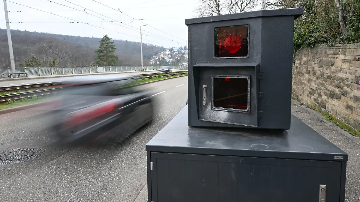 ARCHIV - 08.03.2024, Baden-Württemberg, Stuttgart: Ein Auto fährt auf einer Zufahrtsstraße zur Innenstadt von Stuttgart an einem Blitzer zur Geschwindigkeitskontrolle vorbei. (Wischeffekt durch Langzeitbelichtung) (zu dpa: «Autofahrer aufgepasst: «Blitzermarathon» in Rheinland-Pfalz») Foto: Bernd Weißbrod/dpa +++ dpa-Bildfunk +++
