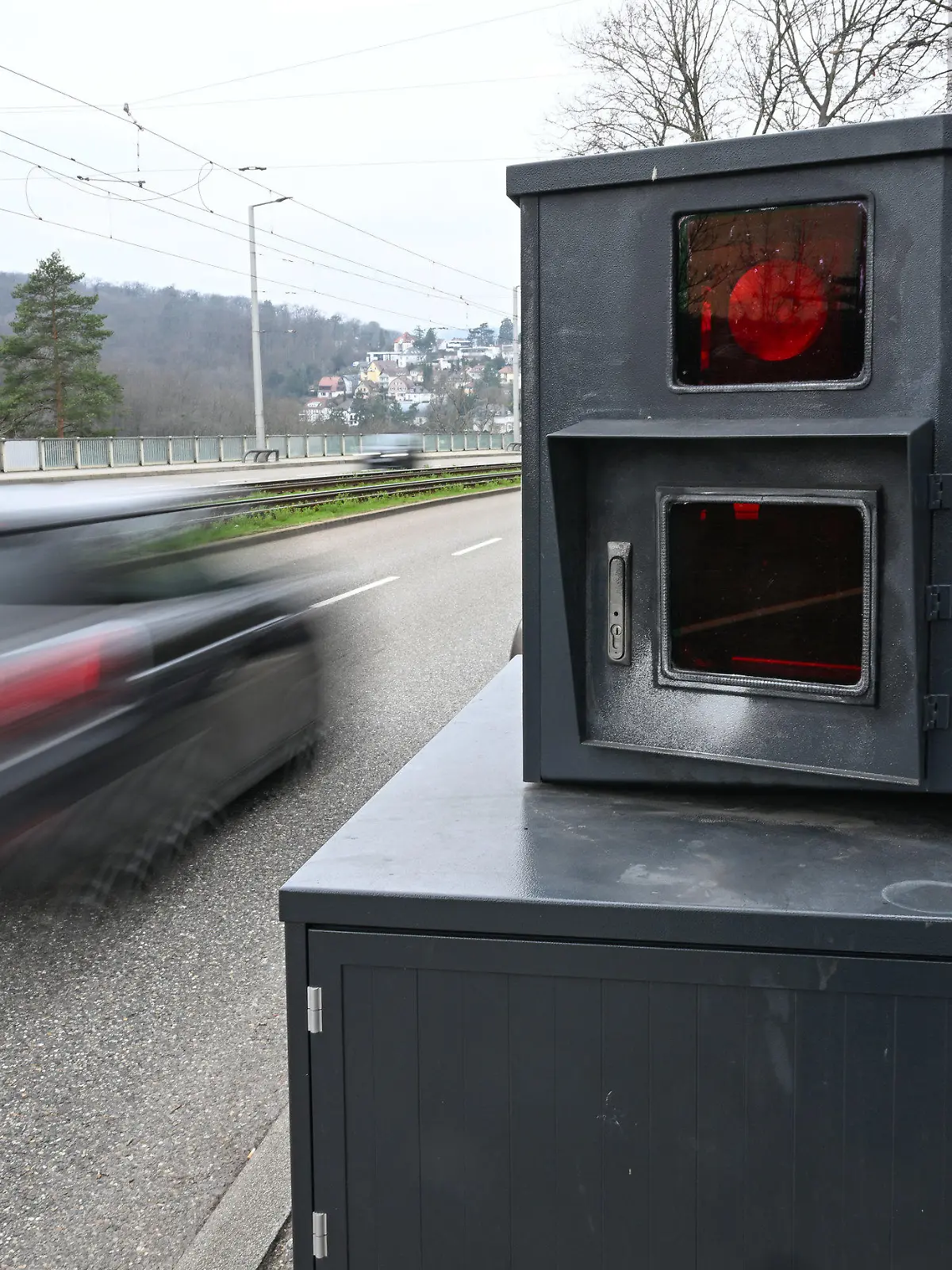 ARCHIV - 08.03.2024, Baden-Württemberg, Stuttgart: Ein Auto fährt auf einer Zufahrtsstraße zur Innenstadt von Stuttgart an einem Blitzer zur Geschwindigkeitskontrolle vorbei. (Wischeffekt durch Langzeitbelichtung) (zu dpa: «Autofahrer aufgepasst: «Blitzermarathon» in Rheinland-Pfalz») Foto: Bernd Weißbrod/dpa +++ dpa-Bildfunk +++