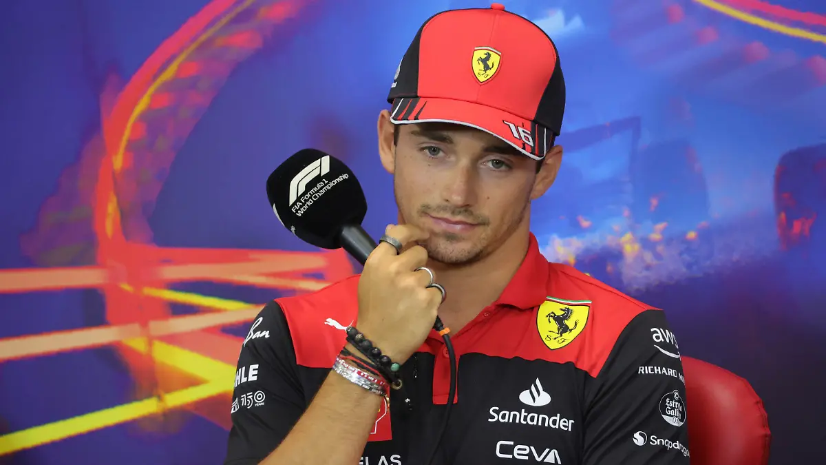 25.08.2022, Belgien, Spa: Formel 1: Pressekonferenz des Weltverbands vor dem Großen Preis von Belgien: Charles Leclerc aus Monaco vom Team Ferrari nimmt an einer Pressekonferenz teil. Der Große Preis von Belgien findet am 28.08.2022 statt. Foto: Olivier Matthys/AP/dpa +++ dpa-Bildfunk +++