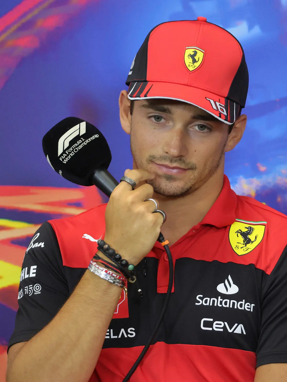 25.08.2022, Belgien, Spa: Formel 1: Pressekonferenz des Weltverbands vor dem Großen Preis von Belgien: Charles Leclerc aus Monaco vom Team Ferrari nimmt an einer Pressekonferenz teil. Der Große Preis von Belgien findet am 28.08.2022 statt. Foto: Olivier Matthys/AP/dpa +++ dpa-Bildfunk +++