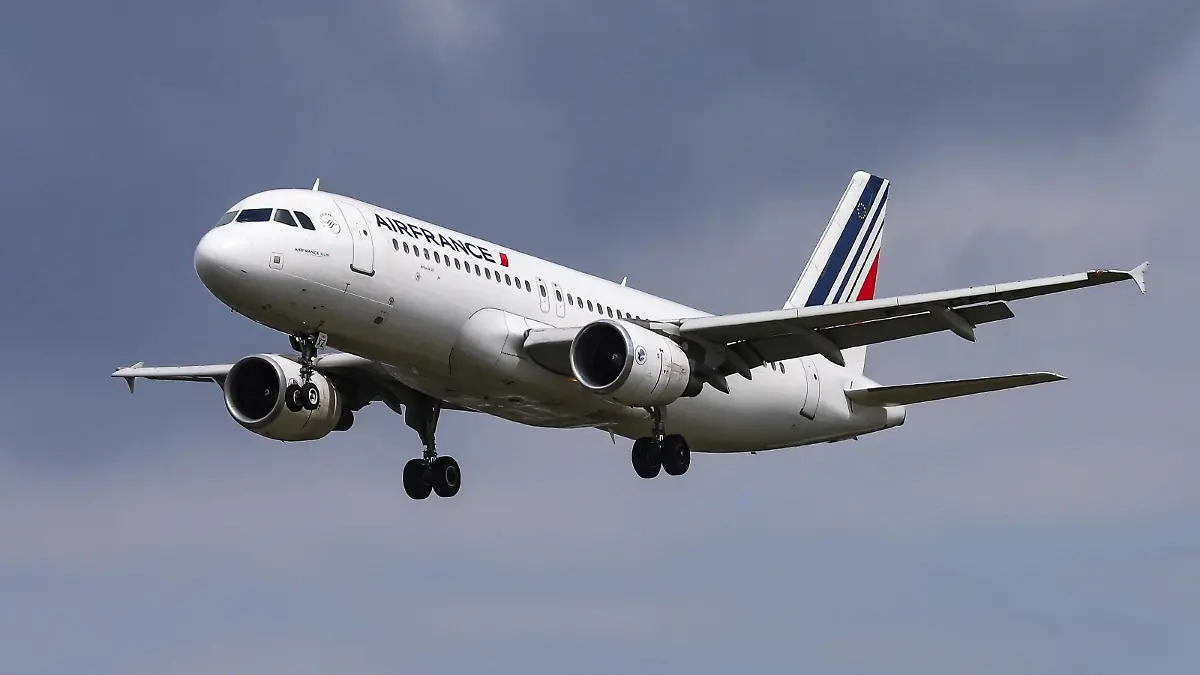 Air France Airbus A320 as seen from Myrtle avenue on final approach landing at London Heathrow International Airport LHR EGLL in England, UK on 23 August 2019. The Airbus A320-214 airplane has the registration F-GKXZ, 2 CFM56 jet engines. AF AFR AIRFRANS connect the British capital to the French, to Paris Charles de Gaulle Airport CDG, LFPG. Air France the flag carrier of France is a member of SkyTeam aviation alliance and a subsidiary airline carrier of Air France-KLM group. (Photo by Nicolas Economou/NurPhoto)