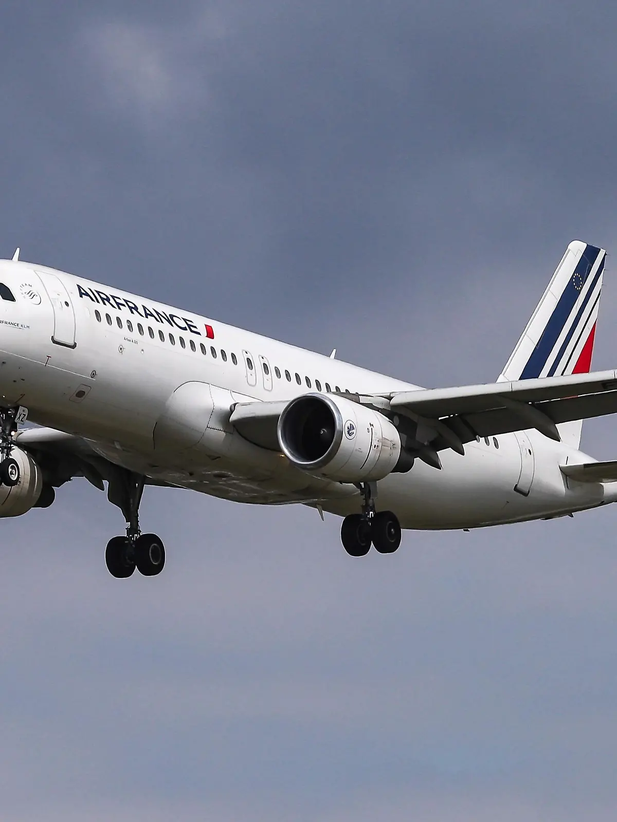 Air France Airbus A320 as seen from Myrtle avenue on final approach landing at London Heathrow International Airport LHR EGLL in England, UK on 23 August 2019. The Airbus A320-214 airplane has the registration F-GKXZ, 2 CFM56 jet engines. AF AFR AIRFRANS connect the British capital to the French, to Paris Charles de Gaulle Airport CDG, LFPG. Air France the flag carrier of France is a member of SkyTeam aviation alliance and a subsidiary airline carrier of Air France-KLM group. (Photo by Nicolas Economou/NurPhoto)
