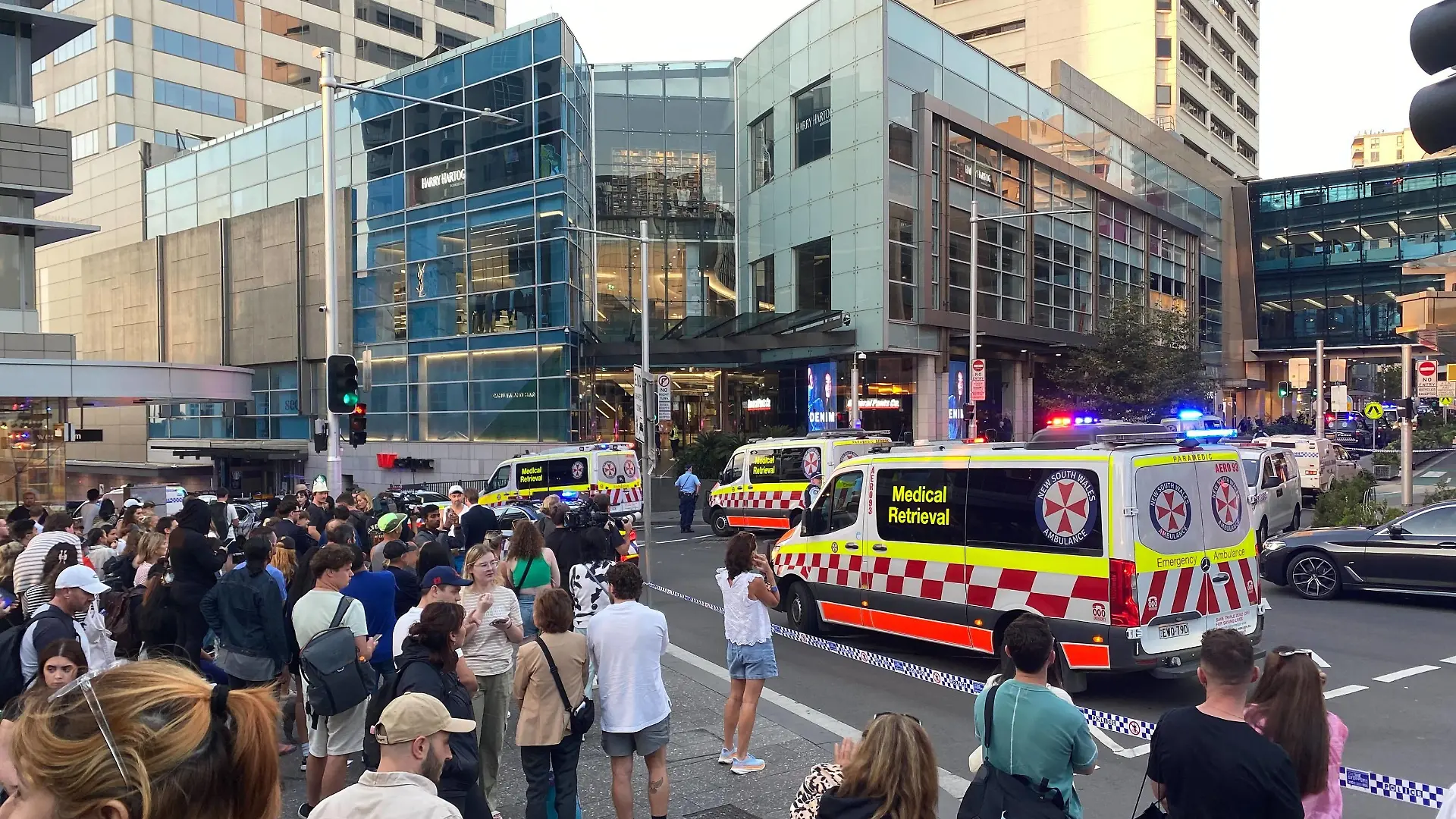 RECORD DATE NOT STATED SYDNEY 20240413 Flera människor har blivit knivhuggna i ett shoppingcenter i Sydney, Australien och gärningsmannen har blivit skjuten av polis. SYDNEY AUSTRALIEN xx *** SYDNEY 20240413 Several people have been stabbed in a shopping center in Sydney, Australia and the offender has been shot by police SYDNEY AUSTRALIA xx PUBLICATIONxNOTxINxDENxNORxSWExFIN Copyright: xKlasxWidestrand/TTx KNIVATTACK SYDNEY uuW8TBa7zek