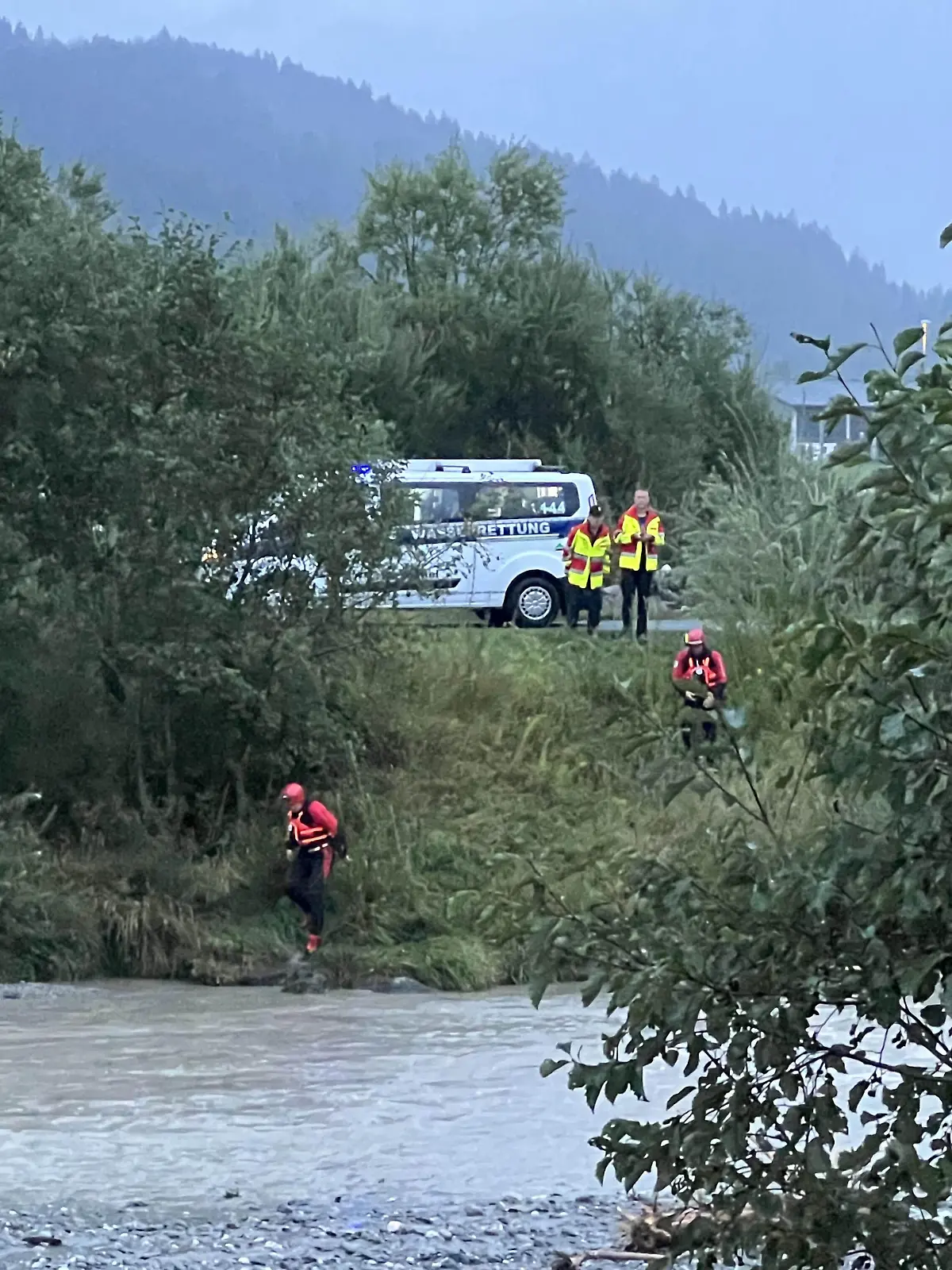 ABD0009_20220828 - ST. JOHANN IN TIROL - ÖSTERREICH: ZU APA0069 VOM 28.8.2022 - Ein sechsjähriger Bub ist Sonntagfrüh im Zuge einer Suchaktion tot in der Kitzbüheler Ache in St. Johann in Tirol gefunden worden. Im Bild. Einsatzkräfte am Sonntag, 28. August 2022 am Unglücksort. - FOTO: APA/GEORG KÖCHLER/ZOOM TIROL - 20220828_PD0861