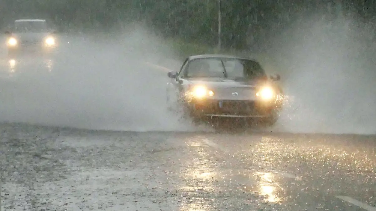 Berlin - Deutschland. Ein heftiges Unwetter mit Starkregen geht nieder, Autos fahren durch riesige Lachen. *** Berlin Germany A violent storm with heavy rain falls, cars drive through huge puddles