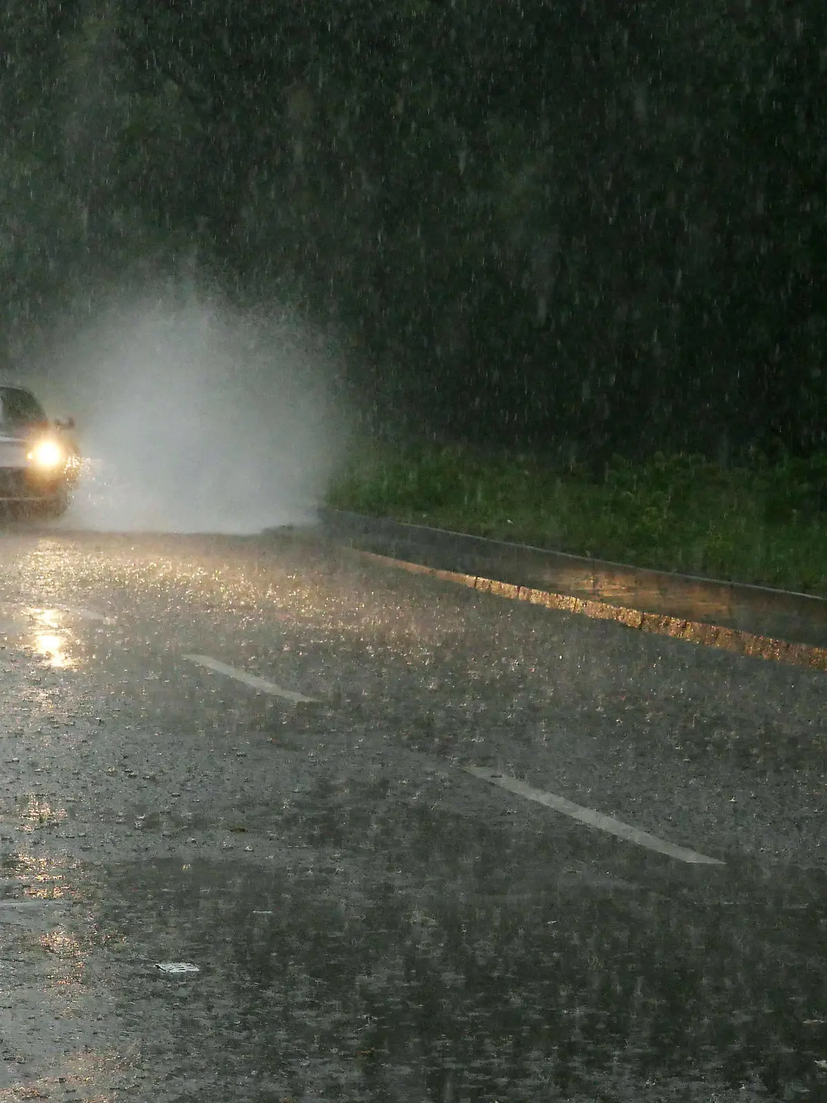  Berlin - Deutschland. Ein heftiges Unwetter mit Starkregen geht nieder, Autos fahren durch riesige Lachen. *** Berlin Germany A violent storm with heavy rain falls, cars drive through huge puddles